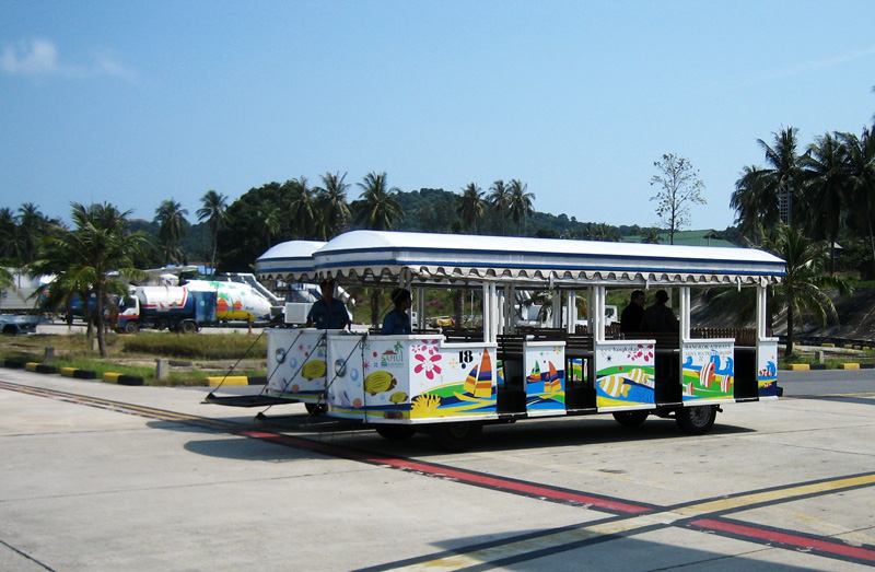 aa SamuiAirportTransport_800px.jpg - Lentokentt�kuljetus. Airport transport.